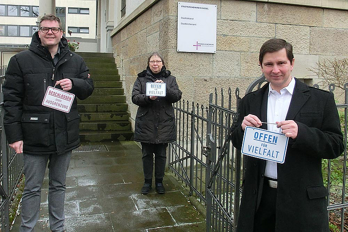 Vor dem Stadtdekanat und Stadtkirchenamt am Lutherplatz in Kassel (v.l.): Verwaltungsdirektor Alexander Reitz (Stadtkirchenamt), Dekanin Barbara Heinrich und Dekan Dr. Michael Glöckner. (Foto: Heike Schaaf)