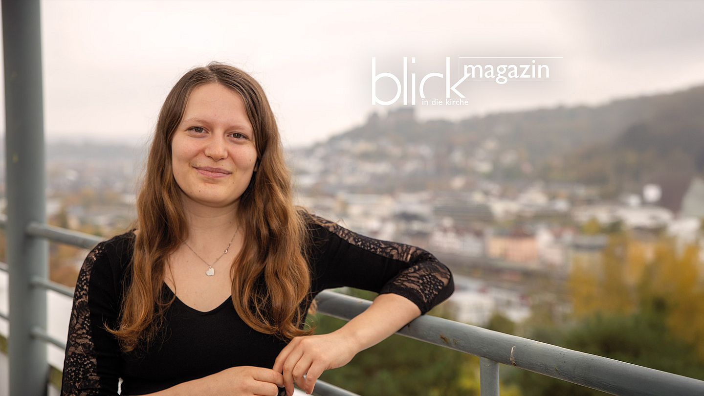 Marburg liegt ihr zu Füßen: Die Theologiestudentin Laura Schwier hat von ihrer Wohnung im Studierendenwohnheim einen Blick auf das alte Schloss und die Altstadt