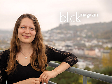 Marburg liegt ihr zu Füßen: Die Theologiestudentin Laura Schwier hat von ihrer Wohnung im Studierendenwohnheim einen Blick auf das alte Schloss und die Altstadt
