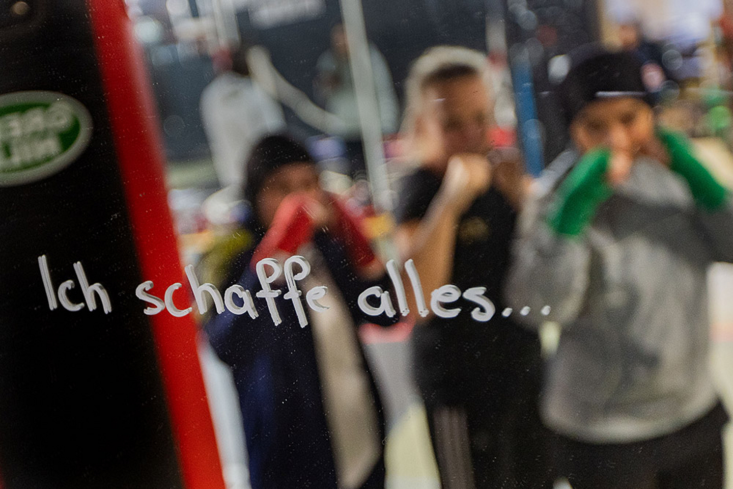 Aufschrift auf dem Spiegel im Box-Gym «Ich schaffe alles...»