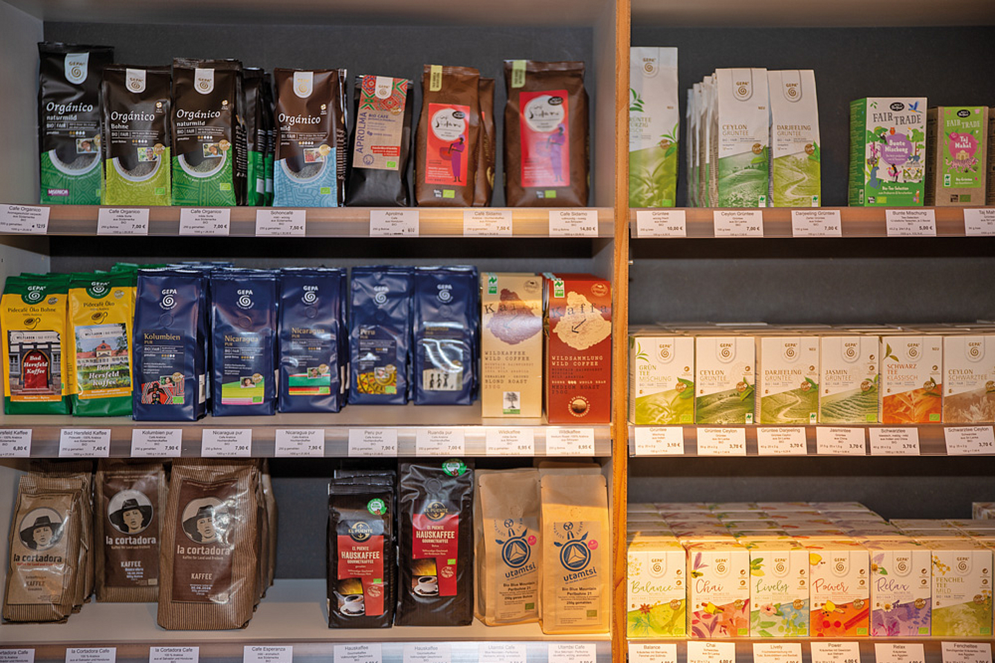Kaffee- und Teesortiment im Weltladen Bad Hersfeld