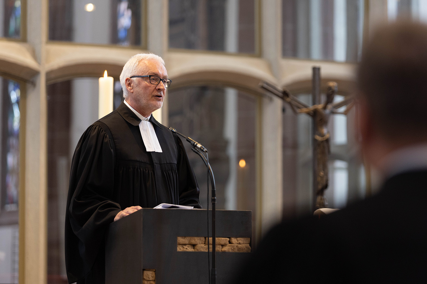 Begrüßte in der Martinskirche: Pfarrer Dr. Willi Temme
