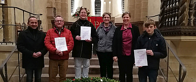 Das Foto zeigt von rechts: Darius Wiegand, Pfarrerin Katrin Klöpfel, Pfarrerin Dorlies Schulze, Anneke Kalbreyer, Willi Eckhardt und den stellvertretenden Dekan Ralph Beyer. (Foto: Dekanat des Kirchenkreises Eschwege)