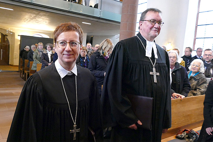 Pröpstin Sabine Kropf-Brandau, die den Bischof der Landeskirche, Prof. Dr. Martin Hein, im Sprengel Hanau-Hersfeld vertritt. Unser Foto zeigt beide im Vorstellungsgottesdienst in Hanau. (Foto: medio.tv/Heller)