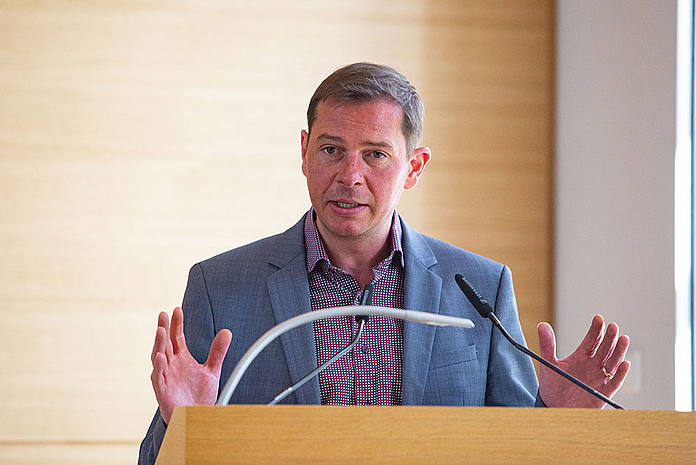Frühjahrssynode der EKKW 2022 Tag 3 Den Finanzbericht hielt Oberlandeskirchenrat Timo Koch in Vertretung für Vizepräsident Dr. Volker Knöppel. (Foto: medio.tv/Schauderna)