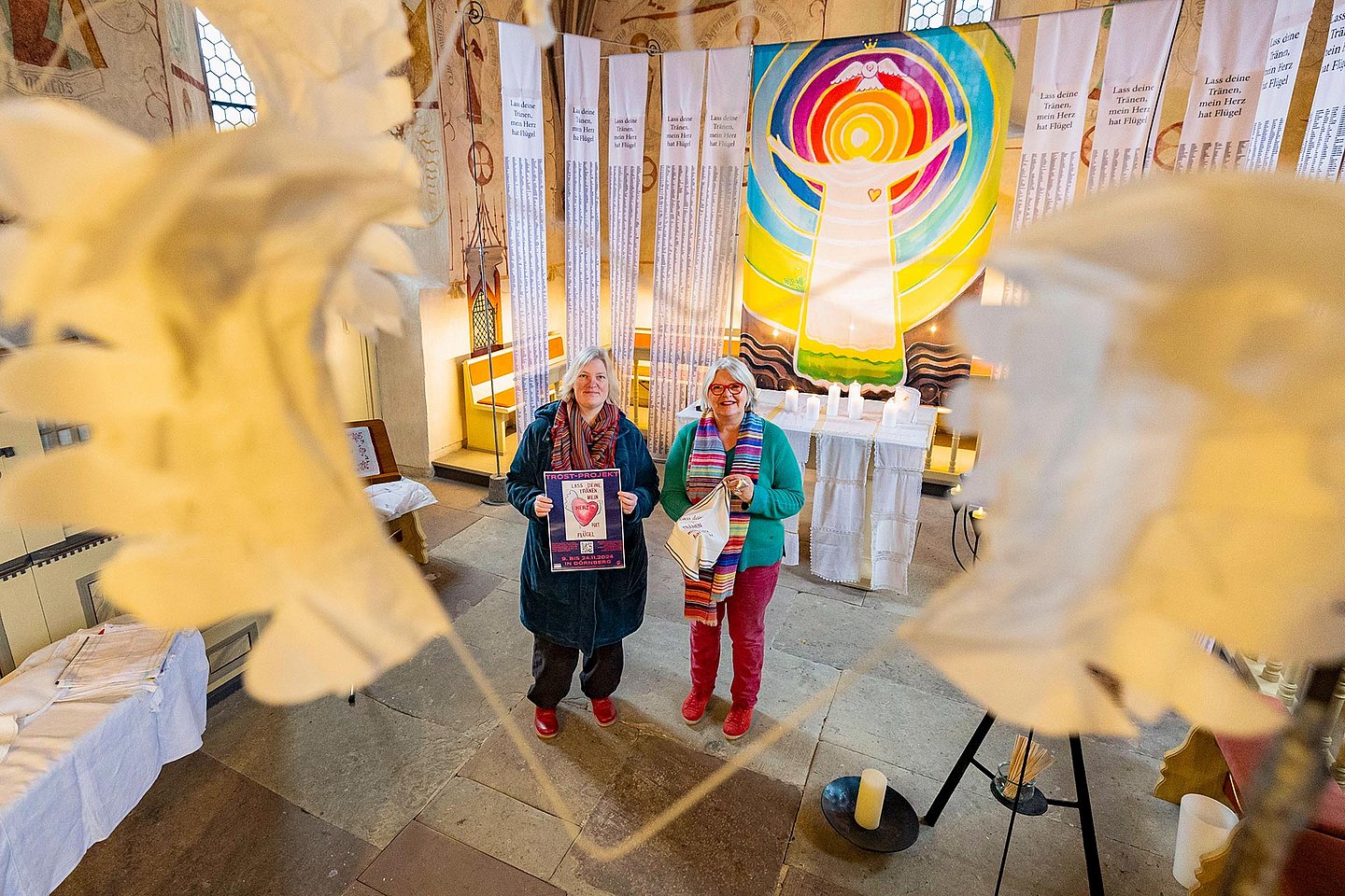 Unser Foto zeigt die Künstlerin Bettina Richter (r.) und Kirchenvorsteherin Bettina Fröhlich Burkamp in der Kirche.