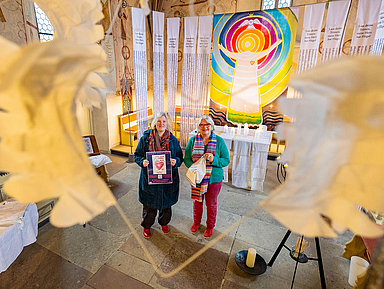Unser Foto zeigt die Künstlerin Bettina Richter (r.) und Kirchenvorsteherin Bettina Fröhlich Burkamp in der Kirche.