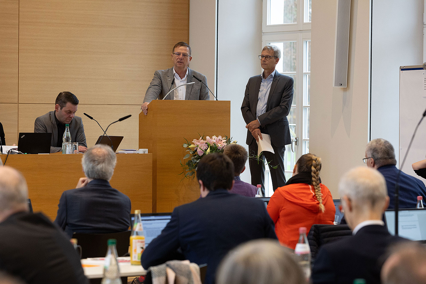 Pfarrer Carsten Tag (Vorstandsvorsitzender, l.) und Dr. Harald Clausen (Vorstandsmitglied) berichteten der Synode von der Arbeit der Diakonie Hessen