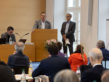 Pfarrer Carsten Tag (Vorstandsvorsitzender, l.) und Dr. Harald Clausen (Vorstandsmitglied) berichteten der Synode von der Arbeit der Diakonie Hessen