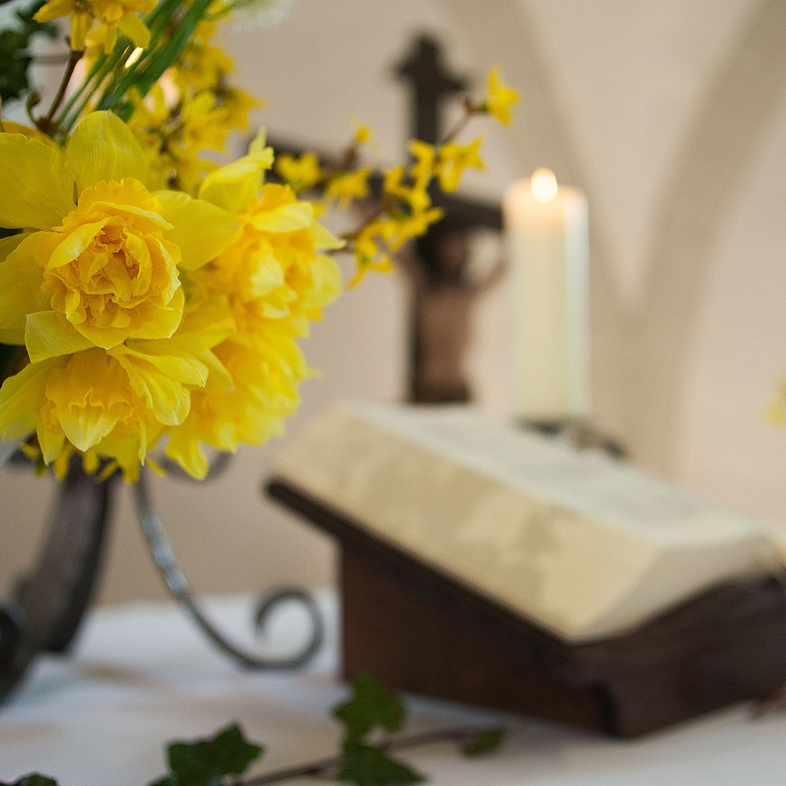 Festlich geschmückter Osteraltar in der evangelischen Kirche zu Mandern