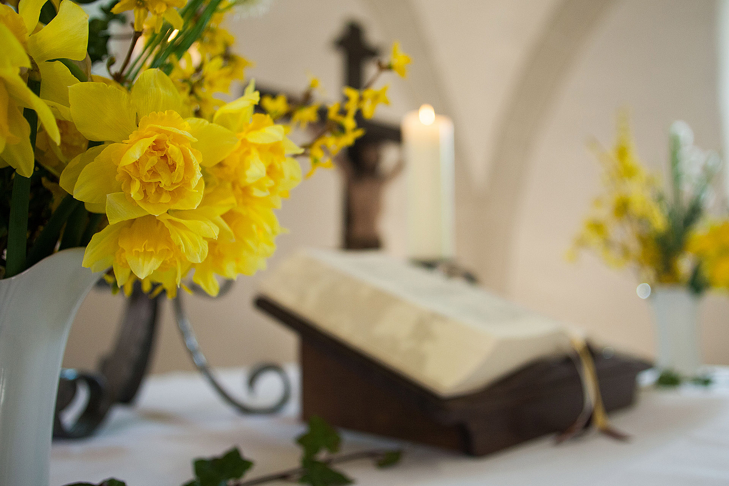 Festlich geschmückter Osteraltar in der evangelischen Kirche zu Mandern