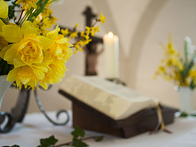 Festlich geschmückter Osteraltar in der evangelischen Kirche zu Mandern