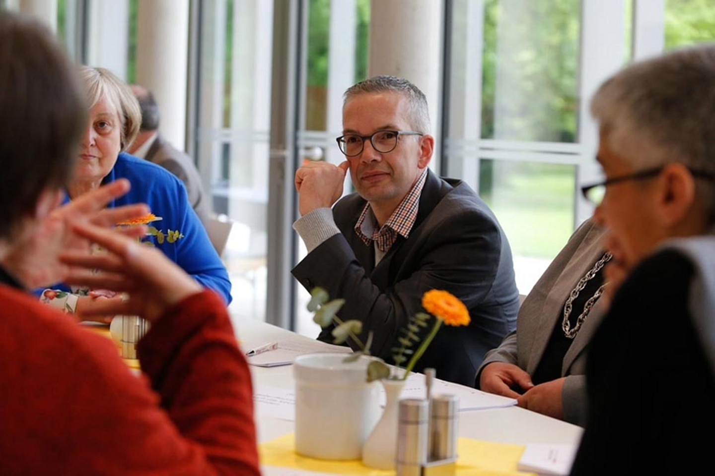 In Arbeitsgruppen wurden anschließend die Themen des Berichts vertieft und Konsequenzen diskutiert. (Foto: medio.tv/Schauderna)