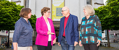 Vor der Kasseler Karlskirche (v.l.): Pfarrerin Gabriele Heppe-Knoche (Ev. Forum Kassel, Moderation), Bischöfin Beate Hofmann, Politikwissenschaftler Wolfgang Schroeder (Uni Kassel) und Kassels Bürgermeisterin Ilona Friedrich. (Foto: medio.tv/Socher) 