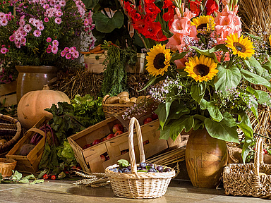 Früchte, Gemüse und Blumen als Erntedankgaben