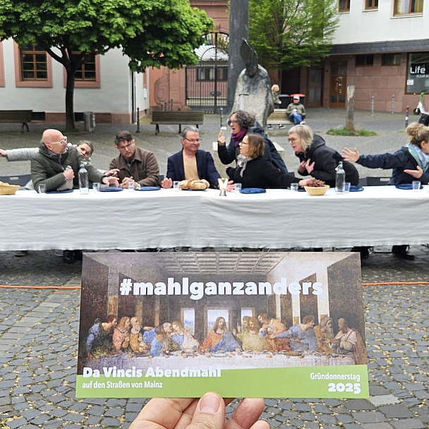 So sah die Szene 2025 aus. Im vergangenen Jahr schlug evangelisch.de die Tapeziertische fürs Abendmahl in Mainz auf.