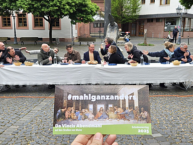 So sah die Szene 2025 aus. Im vergangenen Jahr schlug evangelisch.de die Tapeziertische fürs Abendmahl in Mainz auf.