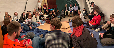 Mit allen Sinnen. Kreative Arbeit bei der Herbsttagung der Theologiestudierenden. (Foto: medio.tv/Meier)