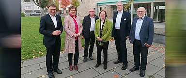 Spitzentreffen zwischen EKKW und EKHN 2021. Unser Foto zeigt (v.l.) Kirchenpräsident Volker Jung (EKHN), Bischöfin Beate Hofmann (EKKW), Vizepräsident Volker Knöppel (EKKW), stellvertretende Kirchenpräsidentin Ulrike Scherf (EKHN), Verwaltungsleiter und Finanzdezernent Heinz Thomas Striegler (EKHN) und Prälat Bernd Böttner (EKKW). Das Treffen fand unter Einhaltung der 2G-Regel in der Neuen Johanneskirche in Hanau statt. (Foto: medio.tv/Berens)