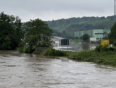 Die Lage in Süddeutschland bleibt angespannt. Dutzende Ortschaften, Autobahnen und Bahnstrecken stehen unter Wasser. Außerdem sind einzelnen östliche Landesteile betroffen.