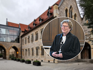 Veranstaltungsort des Jahresempfangs: Unser Foto zeigt die Außenansicht des Augustinerklosters Erfurt. Davor ist Bischöfin Dr. Beate Hofmann während der Andacht zusehen. 