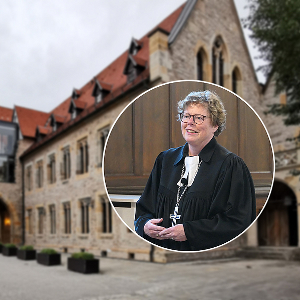 Veranstaltungsort des Jahresempfangs: Unser Foto zeigt die Außenansicht des Augustinerklosters Erfurt. Davor ist Bischöfin Dr. Beate Hofmann während der Andacht zusehen. 