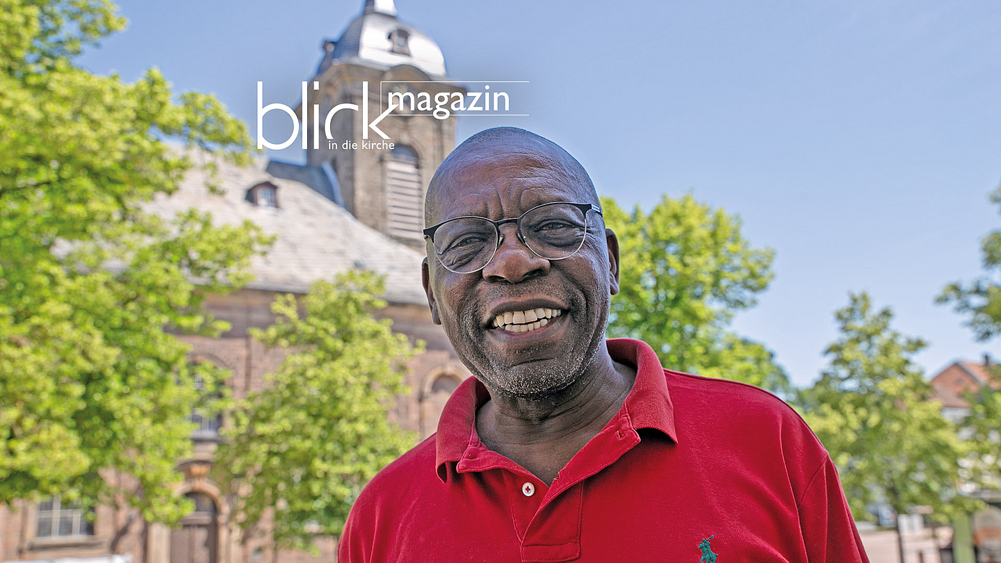 Pfarrer Enwood Longwe vor der Bad Arolser Kirche