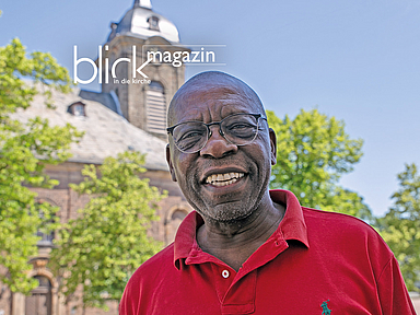 Pfarrer Enwood Longwe vor der Bad Arolser Kirche Pfarrer Enwood Longwe vor der Bad Arolser Kirche