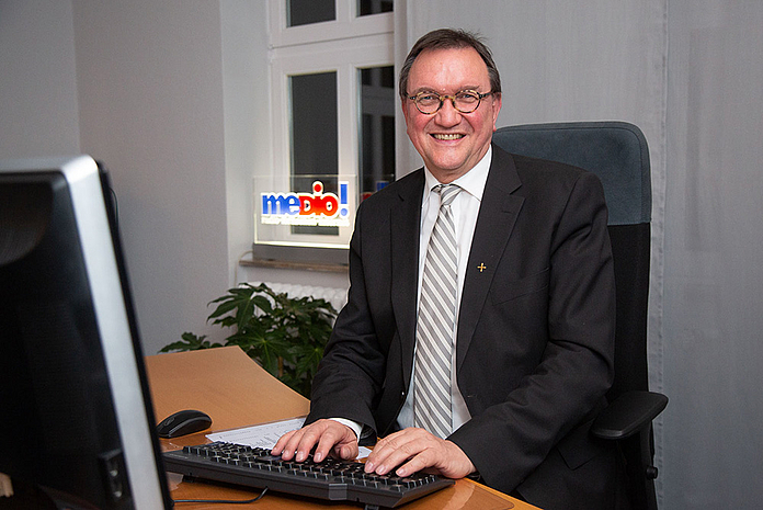 Bischof Martin Hein beim Chat in der Onlineredaktion des Medienhauses der EKKW in Kassel. (Foto: medio.tv/Schauderna)