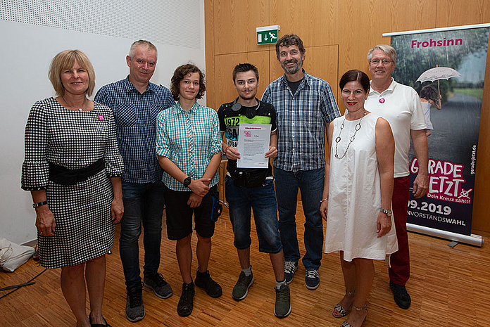Preisverleihung Videowettbewerb „Gerade Jetzt" KV-Wahl 2019 EKKW Die Preisträgerinnen und -preisträger des 4. Platzes mit Laudatorin und KV-Wahlteam. (Foto: medio.tv/Schauderna)