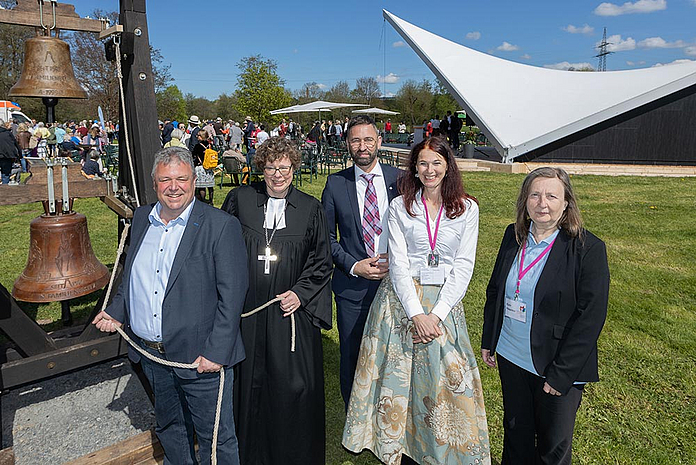 Läuteten das Kirchenprogramm ein (v.l.): Ulrich Schmitt (Geschäftsführer Landesgartenschau), Bischöfin Beate Hofmann, Pfarrer Dieter Dersch und Pfarrerin Imke Leipold (beide Projektmanagement der EKKW) sowie Karin Klappstein (ehrenamtliche Mitarbeiterin) 