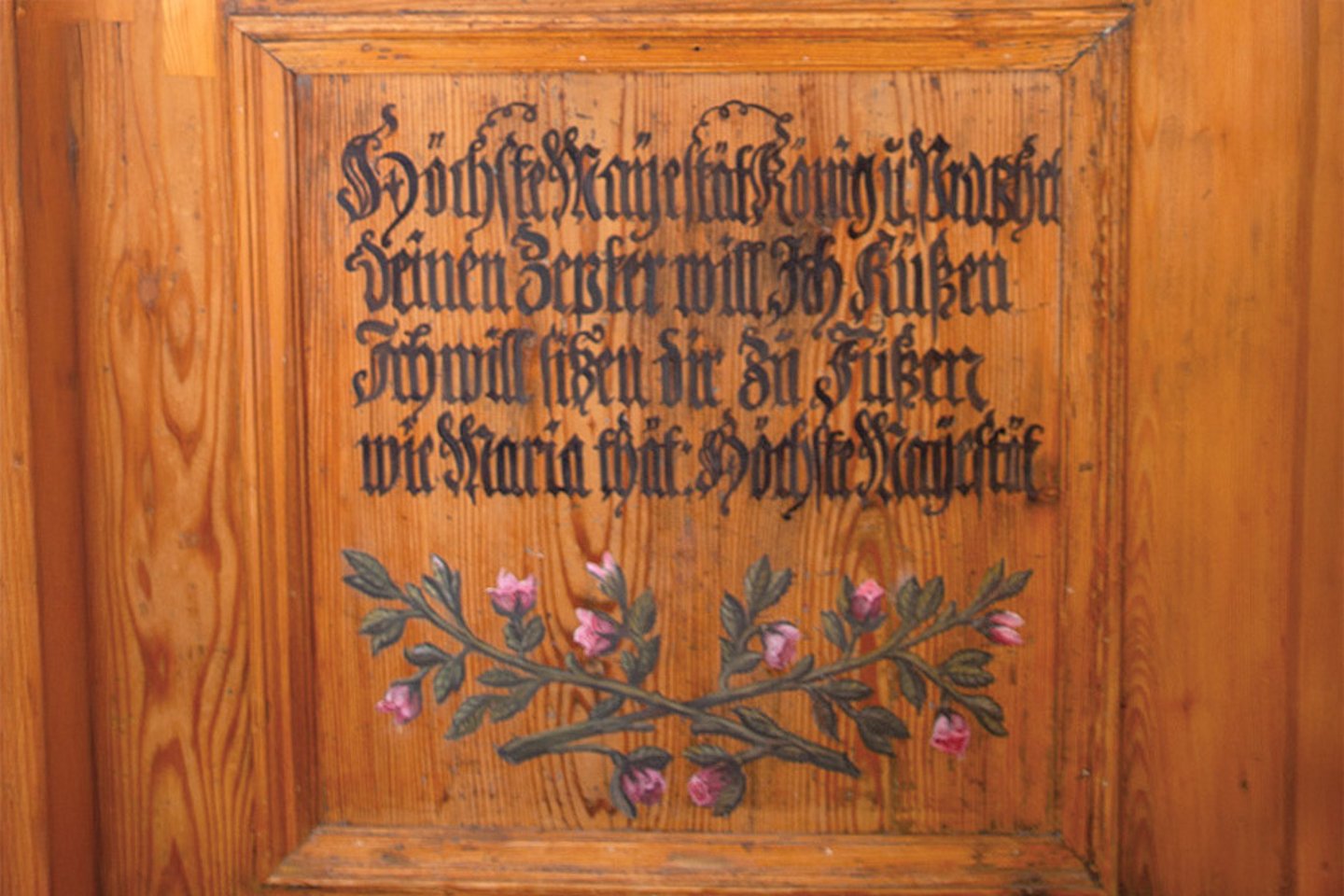 Detailansicht der Tür mit der ersten Losung (unterer Teil) im Zinzendorf-Schloss in Berthelsdorf in der sächsischen Oberlausitz.