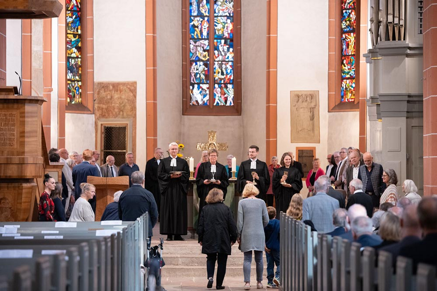 Abendmahl (v.l.): Dekan Michael Zehender, Bischöfin Dr. Beate Hofmann, Pfarrer Jan Homann, Pfarrerin Theresa Noack 