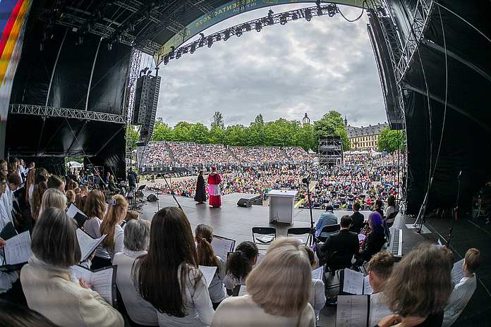 Hessentagsgottesdienst am Sonntag auf dem Domplatz: Vor mehr als 6.000 Besucherinnen und Besuchern deuteten Bischöfin Dr. Beate Hofmann und Bischof Dr. Michael Gerber in ihrer dialogischen Predigt das Leitwort „Im Herzen eins“ als Auftrag für Kirche und Gesellschaft.