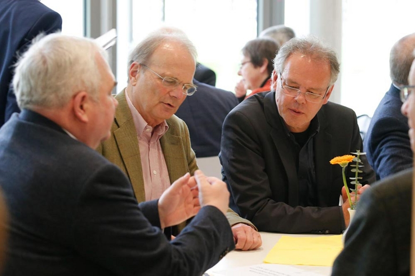 In Arbeitsgruppen wurden anschließend die Themen des Berichts vertieft und Konsequenzen diskutiert. (Foto: medio.tv/Schauderna)