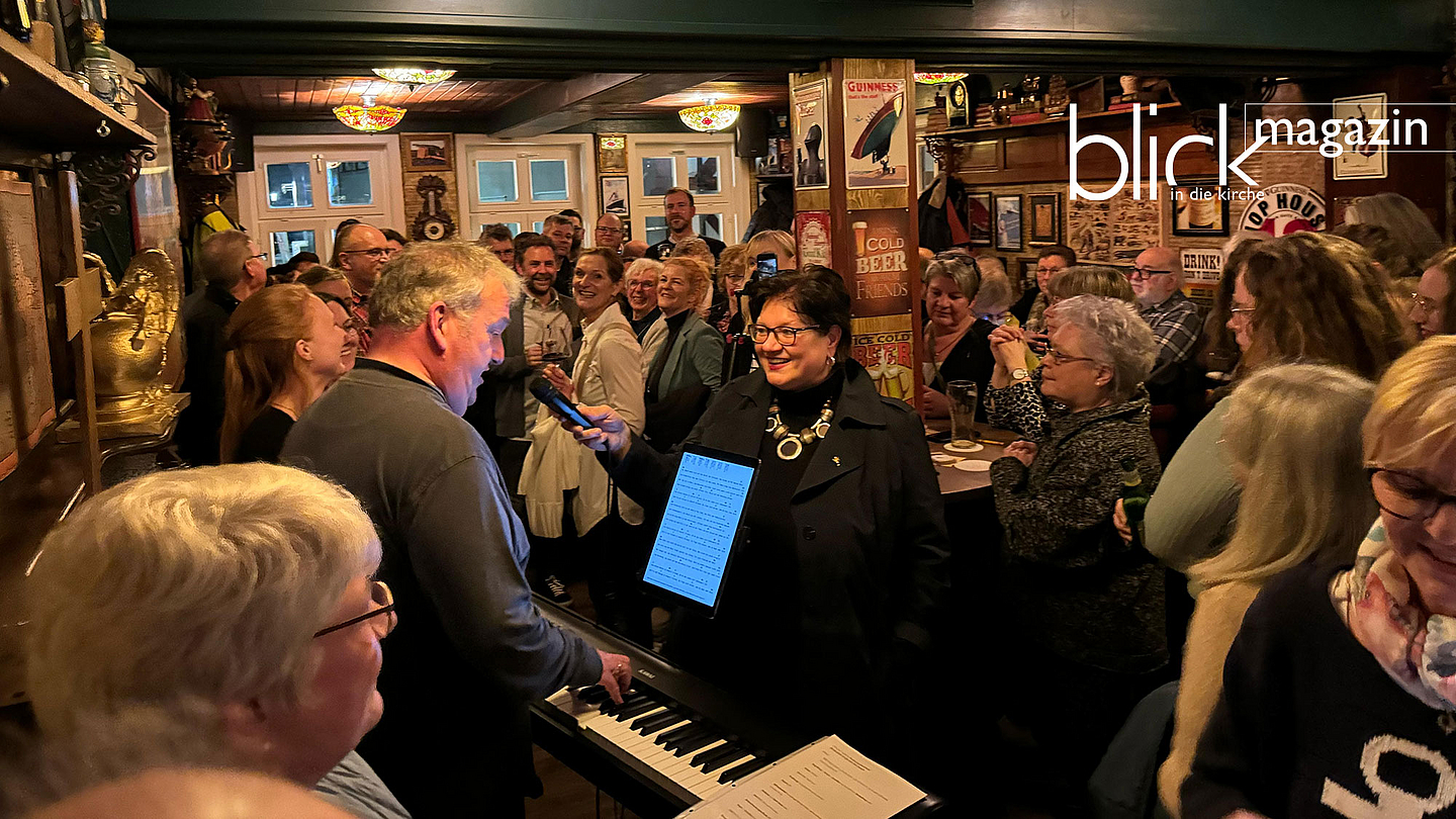 In der Kneipe: In Bad Hersfeld wurde dort ein Gottesdienst gefeiert mit Bierdeckeln und passender Livemusik 