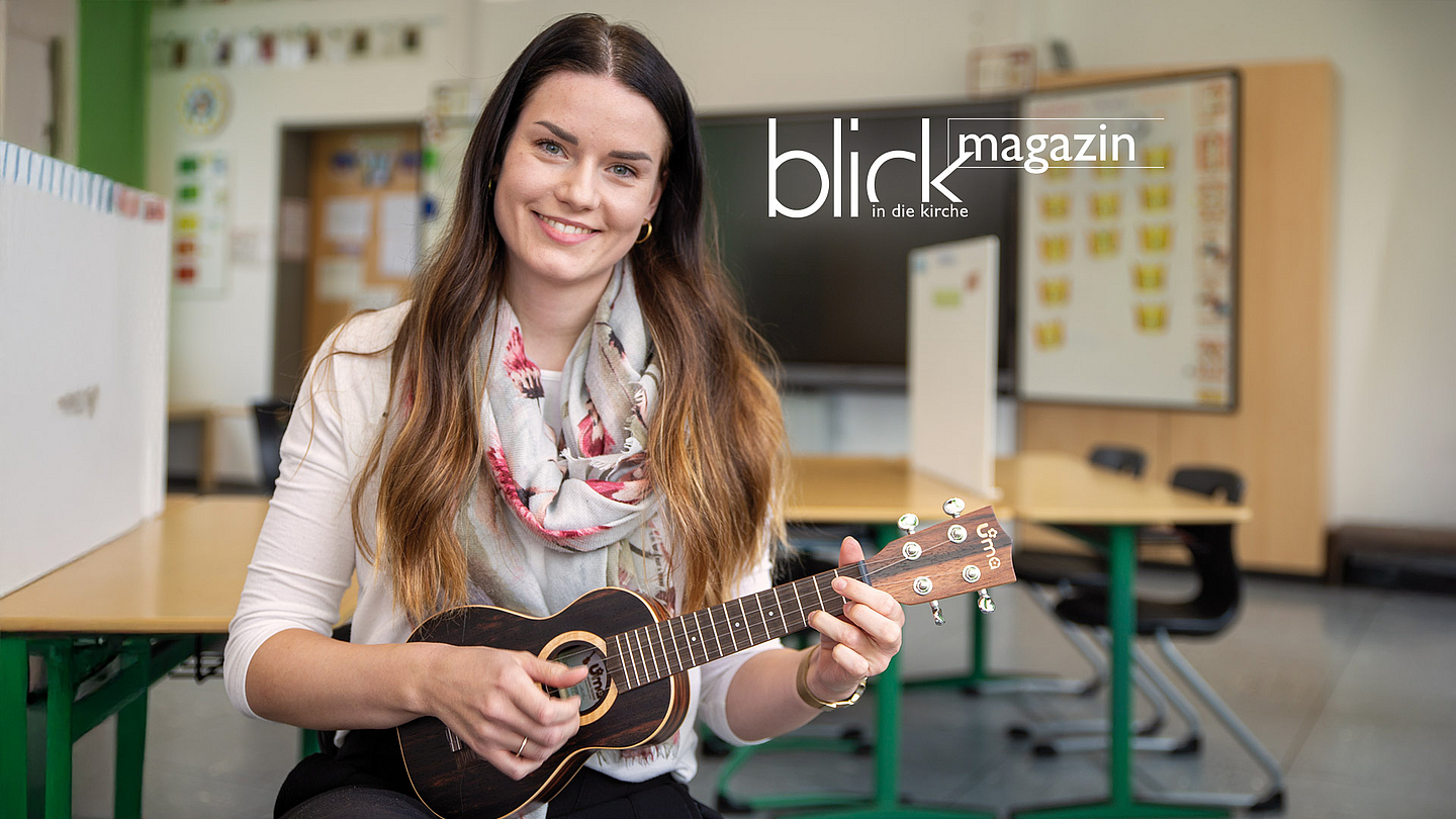 Weihnachtslieder begleitet sie gerne auf der Ukulele: Religionslehrerin Melanie Langguth in ihrem Klassenraum in Bad Zwesten