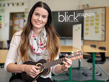 Weihnachtslieder begleitet sie gerne auf der Ukulele: Religionslehrerin Melanie Langguth in ihrem Klassenraum in Bad Zwesten