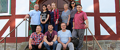 Besuch in der Carlsdorfer Hugenottenkirche (v.o.l.): Bischof Eichholz, Liliia Gasanova, Olga Shlebaeva, Vladislava Shestakova, Inge Rühl, Mariia Vorobeva, Nikolai Baranov, unten: Dimitrii Shlebaev, Nikolai Vorobev, Bernd Müller (Foto: Landeskirchenamt)
