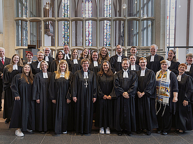 Ordination am Pfingstsonntag in der Martinskirche in Kassel. Gruppenfoto mit allen neuen Pfarrerinnen, Pfarrern und Beteiligten. 