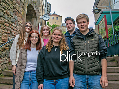 Die Schulzeit läuft ab (v.l.): Antonia Martin, Lara Itter, Laeticia Bringmann, Sophia Stiehl, Christian Persch und Hannes Henkelmann vor der Ursulinenschule in Fritzlar
