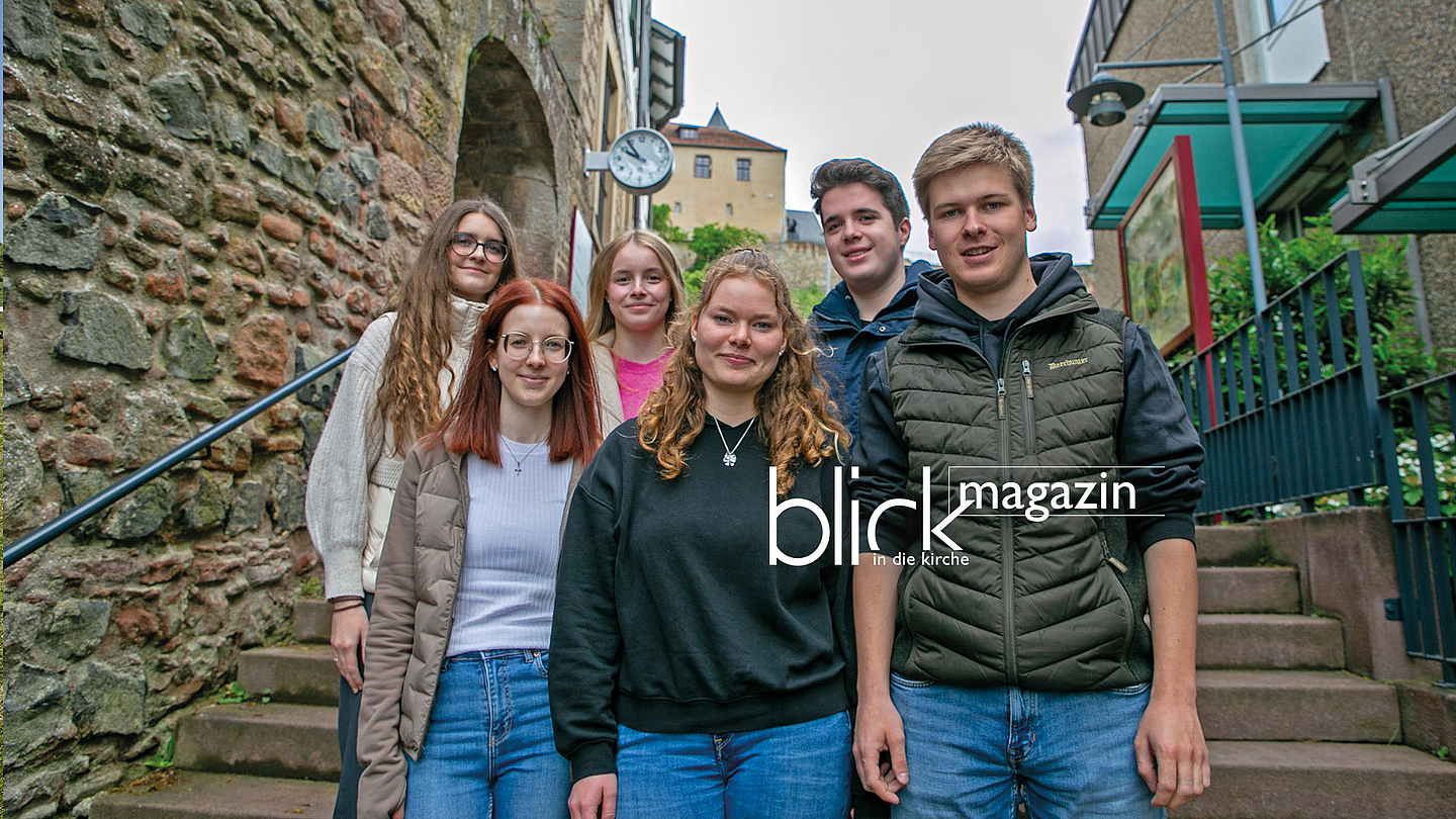 Die Schulzeit läuft ab (v.l.): Antonia Martin, Lara Itter, Laeticia Bringmann, Sophia Stiehl, Christian Persch und Hannes Henkelmann vor der Ursulinenschule in Fritzlar