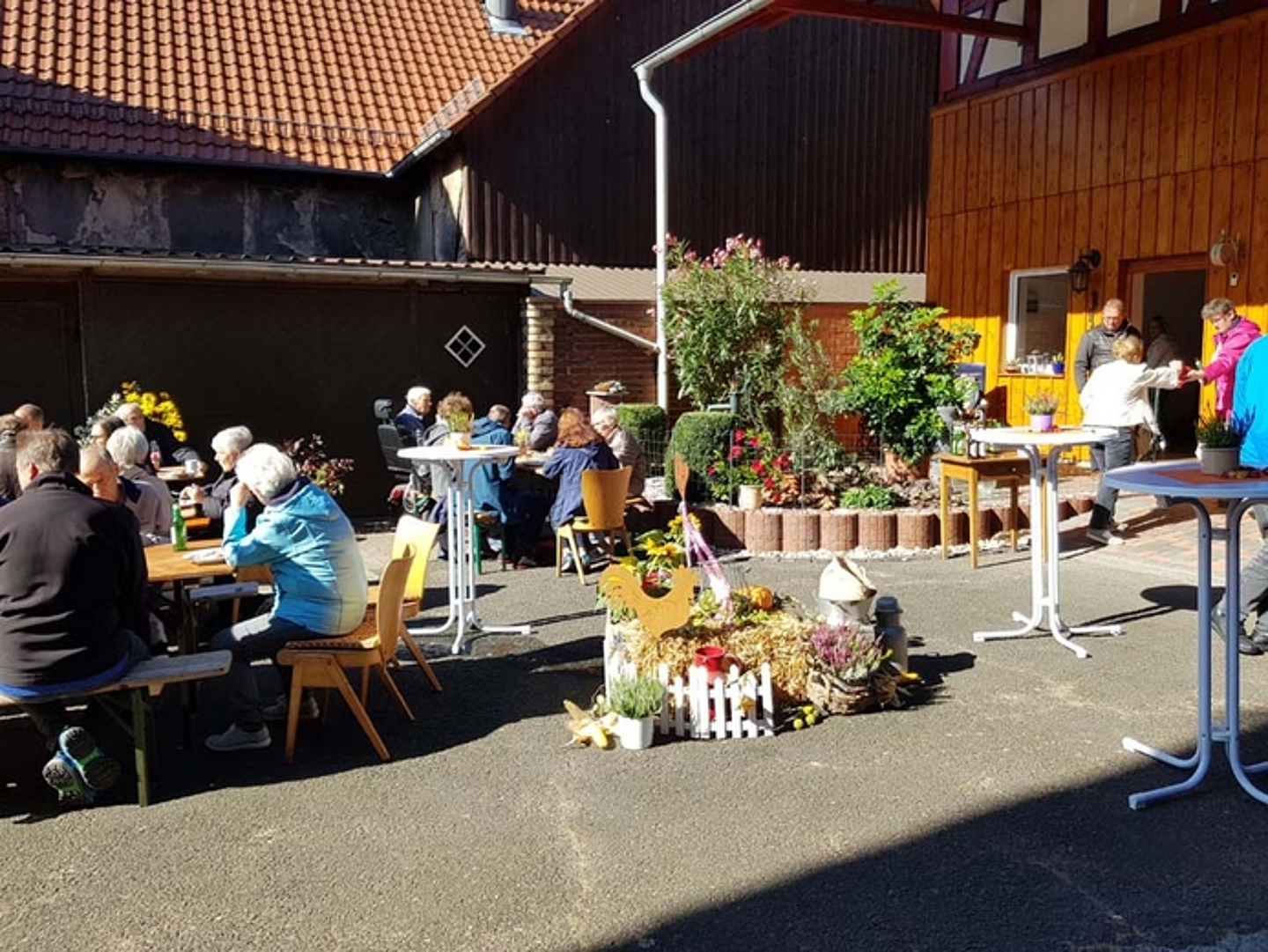 Erntedankfest auf dem Bauernhof: Die Evangelische Kirchengemeinde Wetter feierte in und vor der Scheune des Bauernhof im Brockhäuser Weg ihr Erntedankfest. (Foto: Jan Terlinden) 
