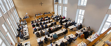 Unser Foto zeigt den Synodalsaal in der Evangelischen Tagungsstätte Hofgeismar. Die Onlineredaktion des Medienhauses der EKKW berichtet ab 21.11.22 vor Ort über die Tagung. (Foto: medio.tv/Schauderna)