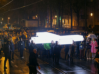 Teil der Inszenierung war ein riesiges leuchtendes Kreuz, das von Menschen durch die Kasseler Innenstadt vom Kongresspalais bis zur Hauptbühne auf dem Friedrichsplatz getragen wurde. Dabei wurden Trägerinnen und Träger zu ihrer persönlichen Beziehung zu Gott und wichtigen Gotteserfahrungen in ihrem Leben interviewt.