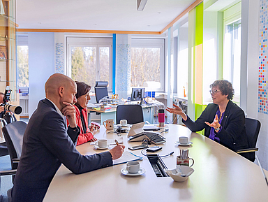 Bischöfin Dr. Beate Hofmann (r.) mit epd-Redakeurin Helga Kristina Kothe und epd-Chefredakteur Karsten Frerichs 