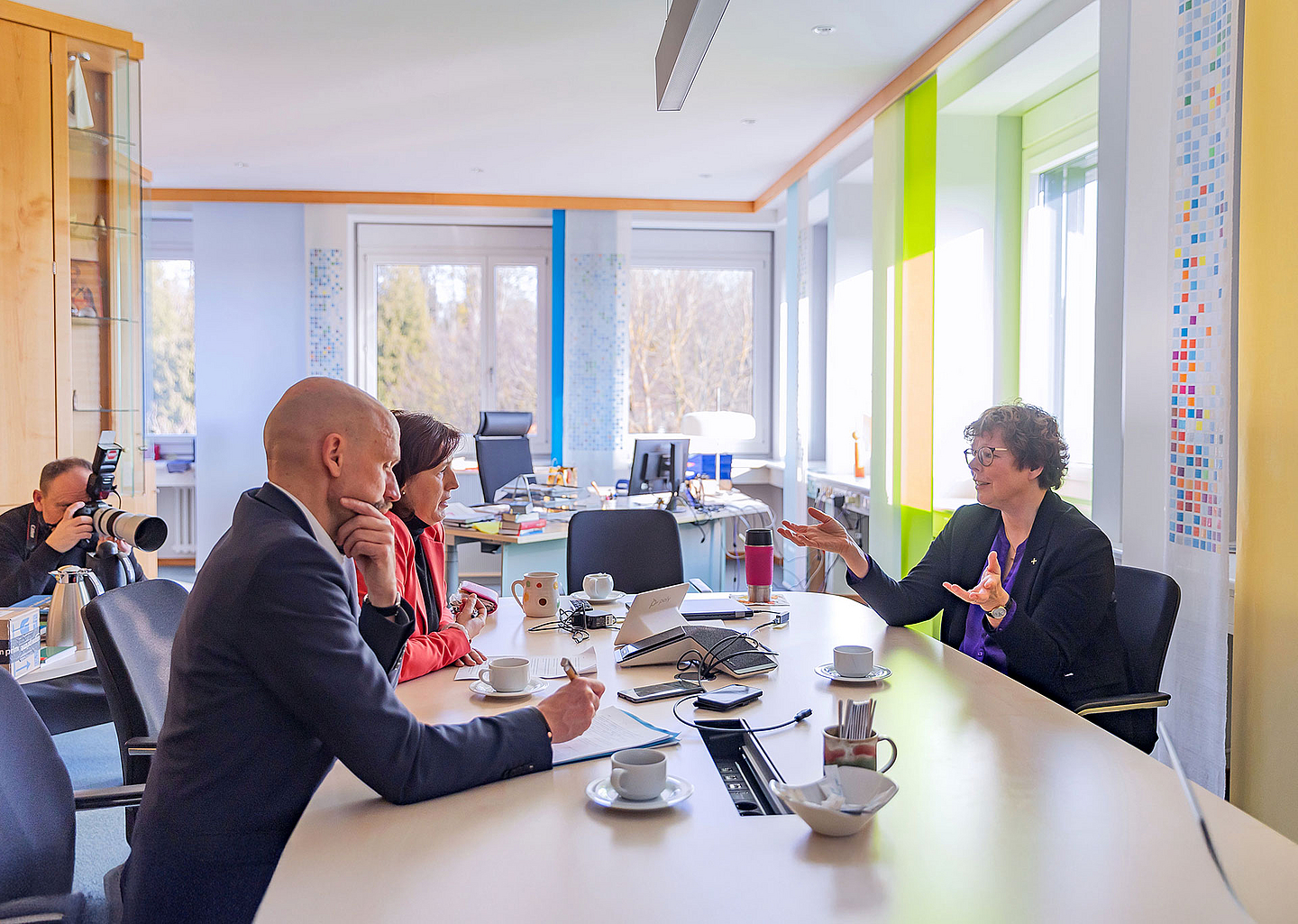 Bischöfin Dr. Beate Hofmann (r.) mit epd-Redakeurin Helga Kristina Kothe und epd-Chefredakteur Karsten Frerichs 