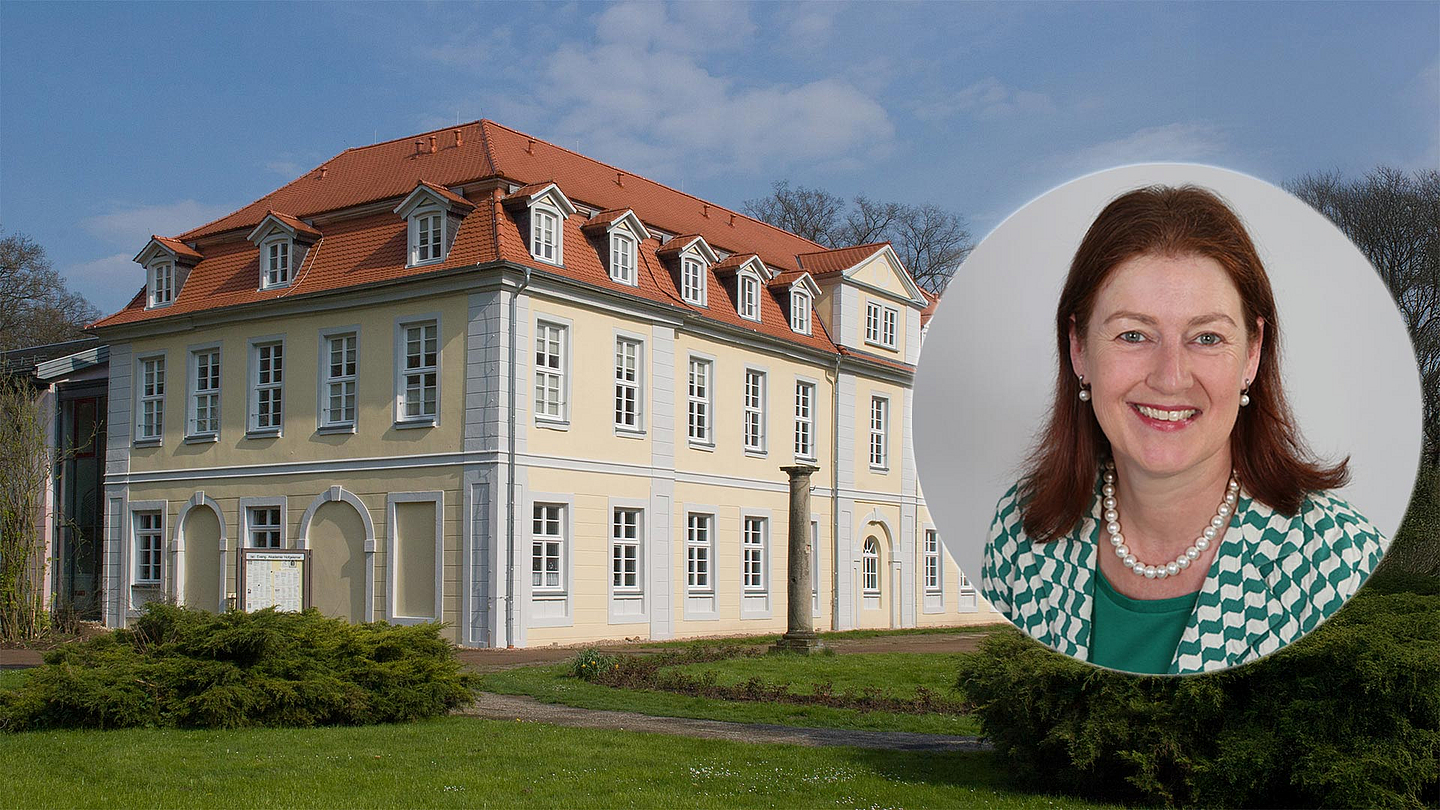 Das Foto zeigt das historische Gebäude „Friedrichsbad“ im Park des Gesundbrunnens in Hofgeismar. Die gelbe Fassade mit rotem Dach und mehreren Fensterreihen ist von einer grünen Rasenfläche umgeben. Rechts im Bild ist in einem runden Ausschnitt Pfarrerin Prof. Dr. Regina Sommer zu sehen, die ab 1. Oktober die Leitung des Evangelischen Studienseminars der EKKW übernimmt. Sie trägt eine grün-weiß gemusterte Jacke und eine Perlenkette.
