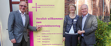 Landeslektorentag 2019 (v.l.): Der Vorsitzende des Landeslektorenbeirats, Lektor Hartmut Baum, und die Fachreferenten für die Arbeit mit Lektorinnen und Lektoren, Dipl.-Gem.Päd. Susanne Stoklasa und Diakon Uwe Degenhardt, begrüßten in Hephata.