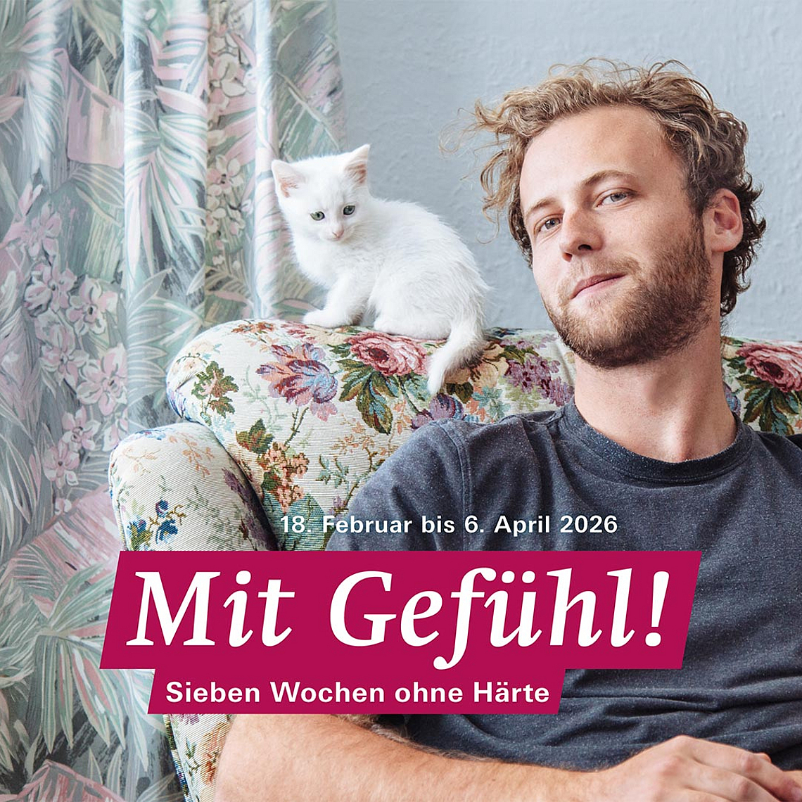 Ein Mann sitzt entspannt in einem floral gemusterten Sessel. Auf der Rückenlehne neben ihm sitzt ein kleines weißes Kätzchen und schaut nach vorn. Rechts im Bild erscheint das runde Logo der Fastenaktion „7 Wochen Ohne“. Unten im Bild steht das Motto „Mit Gefühl! Sieben Wochen ohne Härte“ sowie der Zeitraum der Aktion.